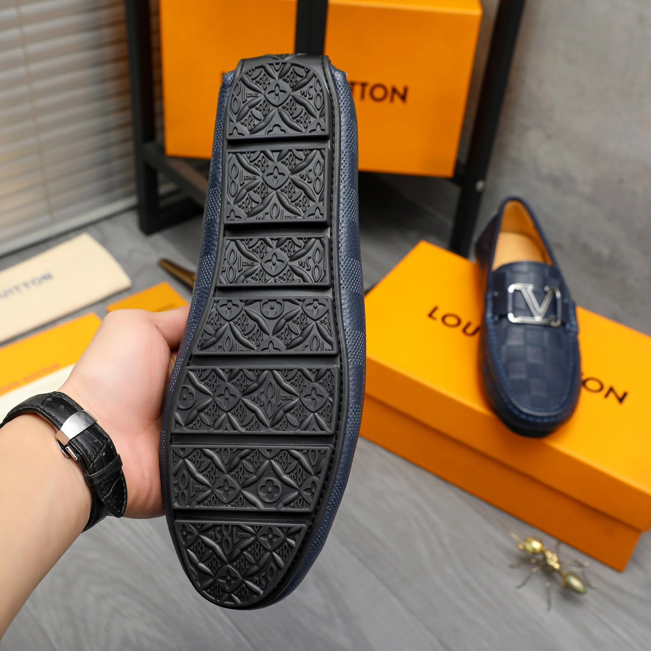 Men's shoes 💰p380 Product trademark: LV "Louis Vuitton" casual slip-on men's shoes Regular size: 38-45 Product materials: Selected classic embossed plaid upper, pigskin lining, rubber outsole